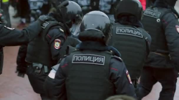 Задерживать людей на политической забастовке. поддержать Алексея Навального. Россия Москва — стоковое видео