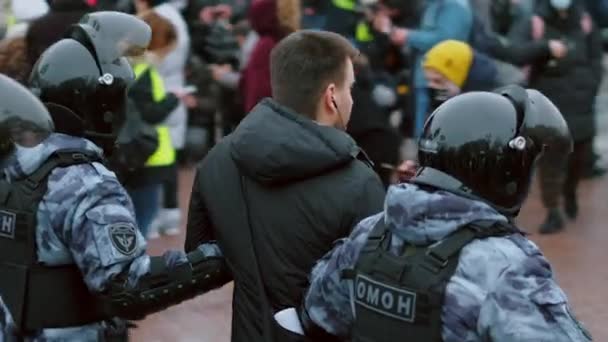 Speciale troepen hielden een man vast bij demonstratie. Politie houdt demonstrant aan. Arrestatie — Stockvideo