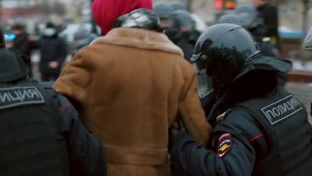 Policie zadržuje protestantského rebela. Policista zatýká lidi. Politická stávka — Stock video