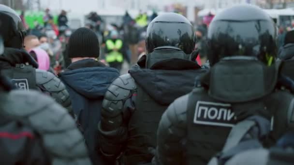 Spezialeinheiten der Polizei nehmen Kriminelle fest. Hände in Handschellen. Manschettenarme. Rebellen-Hooligan — Stockvideo