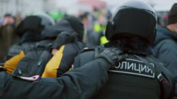 Speciální jednotky zadržely demonstraci. Policie zadržuje protestujícího. Poldové. — Stock video