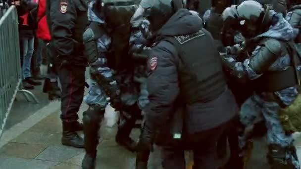 Fuerzas especiales detuvieron manifestación de hombres. La policía detiene a los manifestantes. Detenido.. — Vídeo de stock