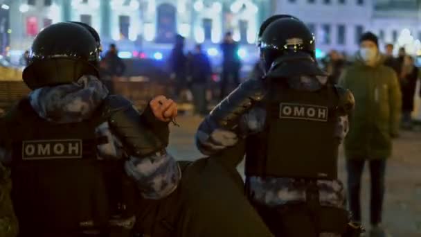 Speciale troepen hielden een man vast bij demonstratie. Politie houdt demonstrant aan. Arrestatie — Stockvideo