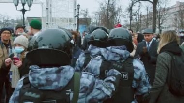 Rus polisi Navalny protesto ediyor. Özel kuvvetler. Polis memurları. Kurşun geçirmez yelek.