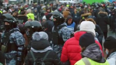 Rus polisi Navalny protesto ediyor. Özel kuvvetler. Polis memurları. Kurşun geçirmez yelek.