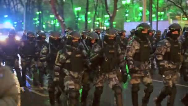 Αστυνομικός της SWAT περπατάει τη νύχτα. Οι ειδικές δυνάμεις έφυγαν. Αστυνομία. Αστυνομικός. Ρωσία Μόσχα — Αρχείο Βίντεο