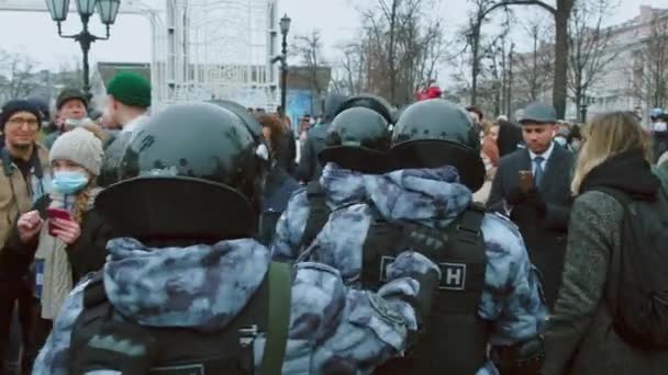 Ryssarna protesterade mot Navalny. Specialstyrka. Poliser. Skottsäker väst. — Stockvideo