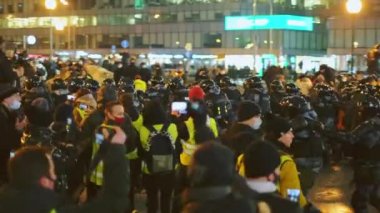 SWAT polisi gece yürüyor. Özel kuvvetler. Güç polisi. Polisim. Rusya Moskova