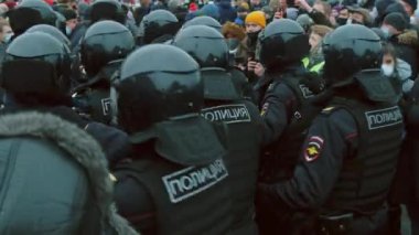 Polisler gösteriye devam ediyor. Özel kuvvet saldırısı. Polis protesto ediyor. 23 Ocak 2021