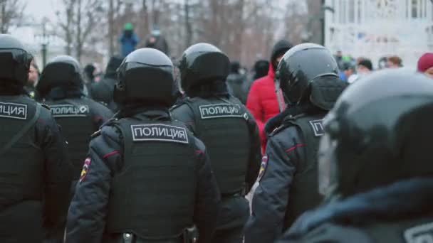 Policie jde bojovat. Politické shromáždění. Antiriotí hlídka. Proti nepokojům. Policisté. — Stock video