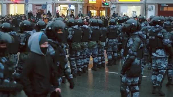 특수 부대가 시위 도중 사람을 구금 했습니다. 경찰, 시위대 구금중. 체포 — 비디오