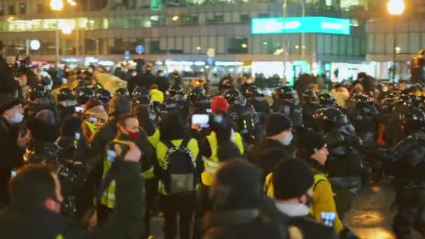 Le flic du SWAT marche la nuit. Les forces spéciales partent. Police de puissance. Un policier. Russie Moscou — Video