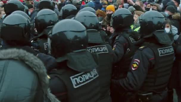 Agenten die demonstreren. Een aanval van de speciale eenheid. Politie op protest. 23 januari 2021 — Stockvideo