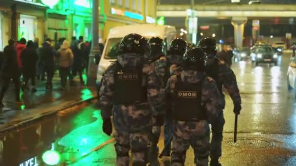 Omon marche Moscou la nuit. Force spéciale en Russie. Police anti-émeute. 23 janvier 2021 — Video