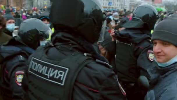 Polis bir öğrenci kızı gözaltına aldı. Zhenzhina tutuklandı. Özel Kuvvetler. — Stok video