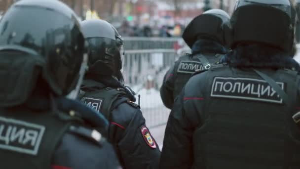 Des policiers anti-émeutes patrouillent dans la ville. Rassemblement politique. Des gens bondés. Manifestation. — Video