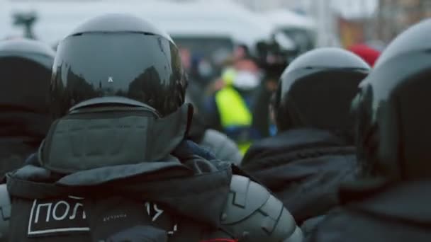 De oproerpolitie patrouilleert in de stad. Een politieke bijeenkomst. De menigte mensen. Protest. — Stockvideo