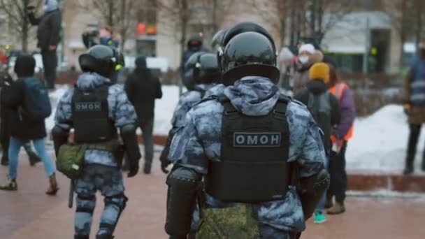 Policjanci ze SWAT idą na akcje. Policja w kaskach. Siły specjalne w proteście. — Wideo stockowe