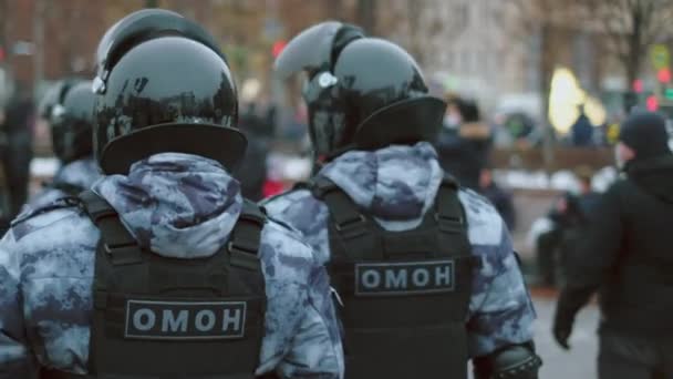 A rohamrendőrség járőrözik a városban. Politikai gyűlés. Tömegek. Tiltakozás. — Stock videók