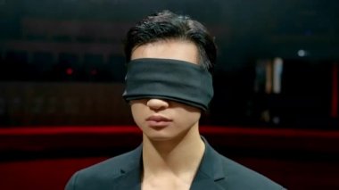 Gözleri bağlı Asyalı mezhepçi, transa odaklı. Mezhepte kör Kore meditasyonu.