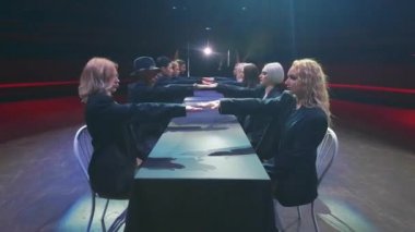 Mezhep dansçısı robot el hareketi. Ritüel sanatçısı, plastikli vücut..