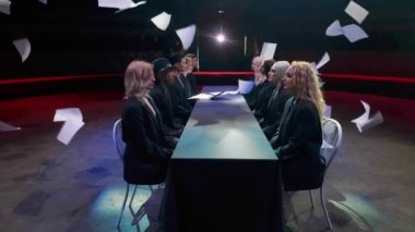 Grup yöneticileri masa başı işlerini ağırdan alıyorlar. İflas şirketi.