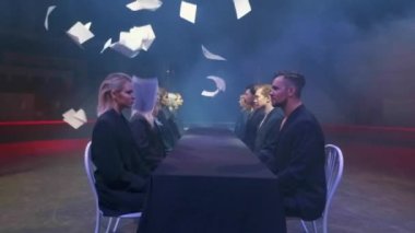 Grup yöneticileri masa başı işlerini ağırdan alıyorlar. İflas şirketi.