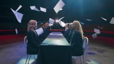 Düşen borsa kağıtları iflas eden şirket işadamları. Ekonomik kriz paylaşımı