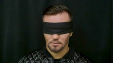 Yakışıklı mezhepçi gözbağı. Kör insanlar mezhebi. Görme engelli.