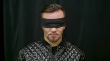 Gülümse psişik okültist tarikatlar hipnotik hipnotik trans. Halüsinasyon gülümseyen adam