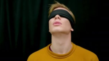 Adam psişik okültist mezhepler hipnotik trans. Halüsinasyon gülümseyen adam