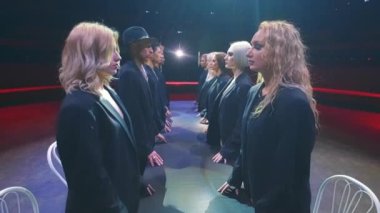 Kurul yöneticileri şirketiyle toplantı ve bilgilendirme toplantısı. Yuvarlak masa patronları..