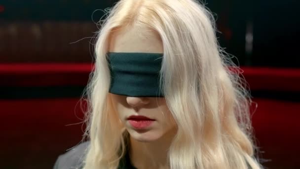 Portrait femme secte yeux bandés méditation illusion transe. Culte psychique féminin — Video