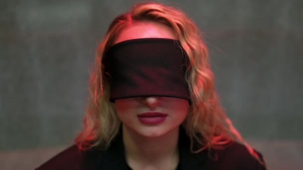 Attraktiv sekterist i ögonbindel fokuserad trans. Blind kvinna meditation sekter — Stockvideo