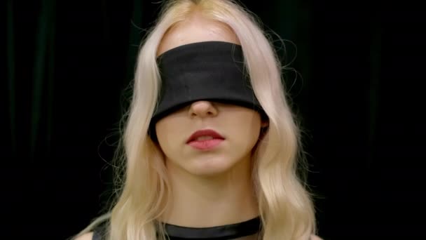 Attractive sectarian in blindfolded focused trance. Blind woman meditation sects — Stock Video