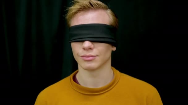 Portrait-Okkultist mit Augenbinde fokussierte hypnotische Trance. Blinder psychischer Menschenkult — Stockvideo