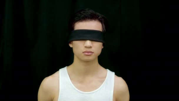 Ojos vendados hombre asiático sectario enfocado trance. Meditación coreana ciega en la secta. — Vídeo de stock