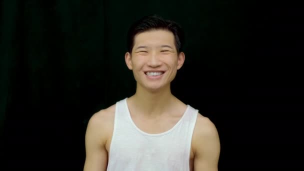 Glad leende rolig koreansk man med ljusa skratt. Porträtt asiatisk glädje på nära håll. — Stockvideo