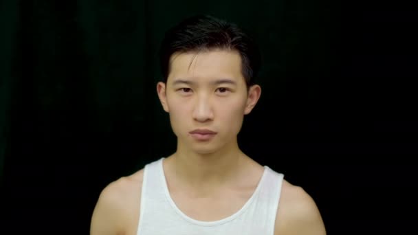 Poważny portret Chińczyka w klubie walki patrzącego w kamerę. gniew spojrzenie Azji człowiek. — Wideo stockowe