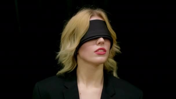 Hypnotic illusion girl blindfolding. Hallucination mind confusion blind woman. — Stock Video