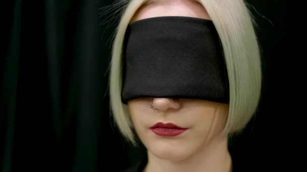 Gehandicapte gezichtsstoornis. Blinddoek gefocuste trance. Vrouwelijke meditatie sekten — Stockvideo