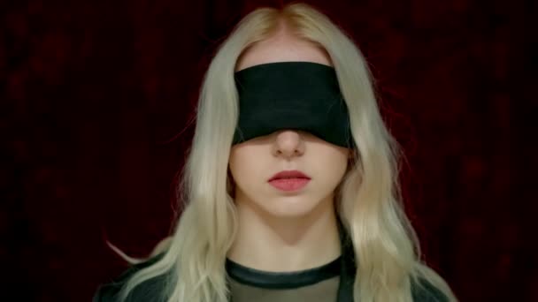 Portrait-Okkultist mit Augenbinde fokussierte hypnotische Trance. Blinder psychischer Mädchenkult — Stockvideo