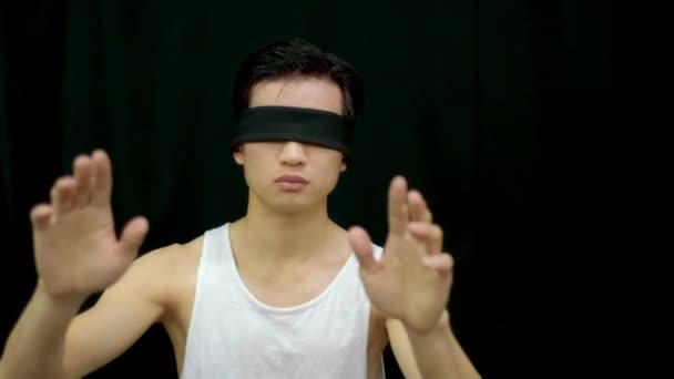 Hallucinatie Koreaanse mensen geblinddoekt sekten. Slecht gezichtsvermogen. — Stockvideo