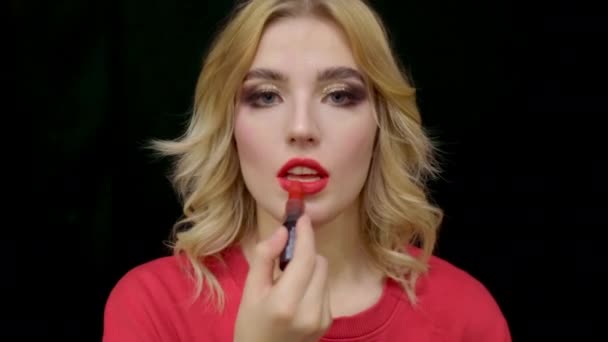 Portré lány vörös rúzs kozmetikai arc. Szőke alkalmazó smink ajkak. — Stock videók