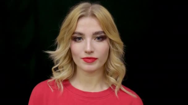 Portrét atraktivní ženy s červeným rtem při pohledu do kamery. Rtěnka make-up tvář blond — Stock video