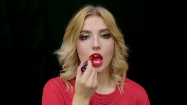 Retrato mujer poner lápiz labial rojo cosmética cara primer plano. Rubia aplicar maquillaje labio. — Vídeos de Stock