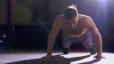 Sporcu şınav çek. Sporcu şınavı. Vücut geliştirici şınav. Adam şınav çekiyor..