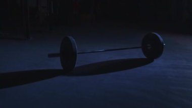 Yüklü halterler boş bir spor salonunda dinleniyor. Hiç kimse, hiç kimse.