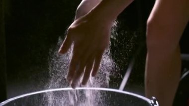 Magnezyum kadın el pudrası. Tebeşir tutan kadın el çırptı..