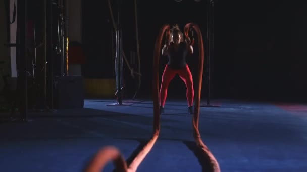 Тяжелые боевые веревки. Сражающаяся верёвка подходит женщине изнурительная кросс-тренировка. — стоковое видео
